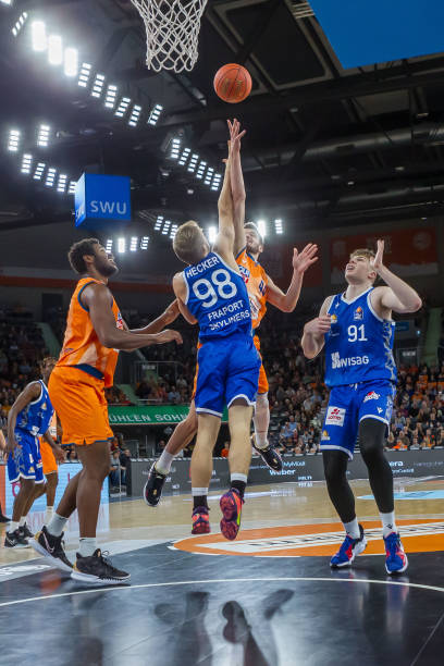 伊朗裁判执法中澳之战,两名视频助理裁判来自韩国.