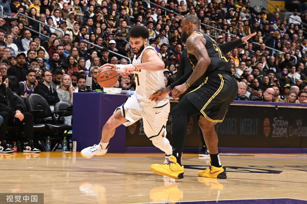 三核发威！里夫斯+东契奇+詹姆斯合砍85分21篮板25助攻.