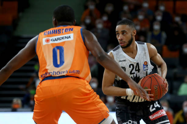 媒体人:不解老弗爷为何这么能忍维尼修斯,他对C罗都没这样(媒体人质疑:弗洛伦蒂诺为何对维尼修斯格外宽容,连对C罗都未如此)